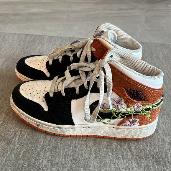 BIG KIDS' AIR JORDAN RETRO 1 MID SE White/Black/Starfish/Vivid Green - Picture 8 of 9